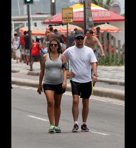 Foto Marcelo Serrado e a mulher Roberta Fernandes grávida de gêmeos