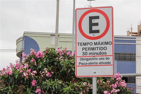 Estacionar Em Desacordo Com A Regulamentação - Estacionar na pista de rolamento das estradas dá multa?