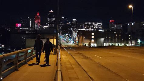 KC Skyline and candid walkers (s22) : r/mobilephotography