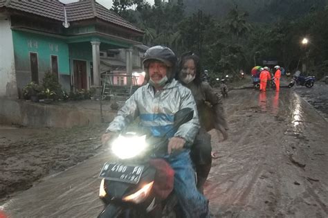 Locals flee volcanic eruption in Indonesia