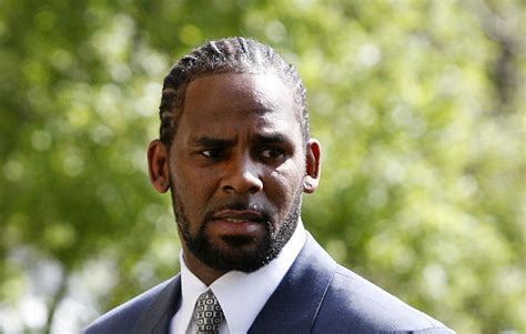 Etats Unis R Kelly Condamné à Vingt Ans De Prison Pour Production D’images Pédopornographiques