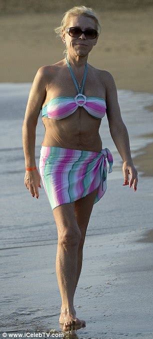 Shameless Star Tina Malone Displays Her Slim Physique Daily Mail Online