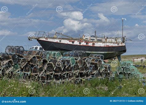 Antiguo Barco De Pesca En La Orilla Foto De Archivo Imagen De Cubo