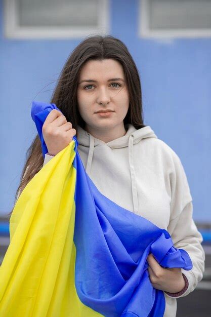 Retrato De Una Joven Mujer Triste Que Sostiene La Bandera Ucraniana En