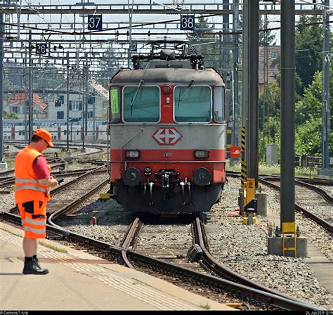 Orange in verschiedenen Farbtönen Aug in Aug mit Re 4 4 II 11108