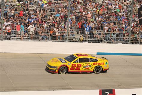 Photo Gallery Denny Hamlin victorious in Würth 400 at Dover Motor