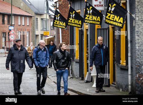 Baarle Nassau Gente Con Cajas De Fuegos Artificiales En Las Calles