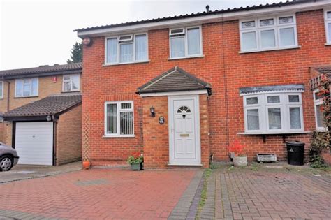 3 Bedroom Terraced House For Sale In Gresham Drive Chadwell Heath Rm6 4ts