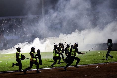 Indonesia Strage Allo Stadio Di Malang Almeno Morti Nella Calca