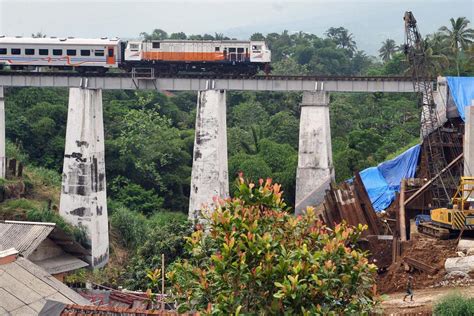 Rel Terkena Longsor Perjalanan Kereta Bogor Sukabumi Dibatalkan