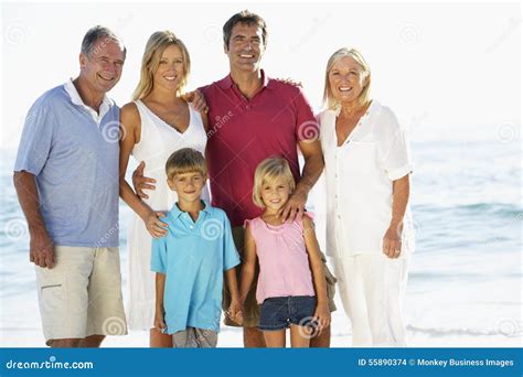 Portrait De Famille De Trois Générations Des Vacances De Plage Photo