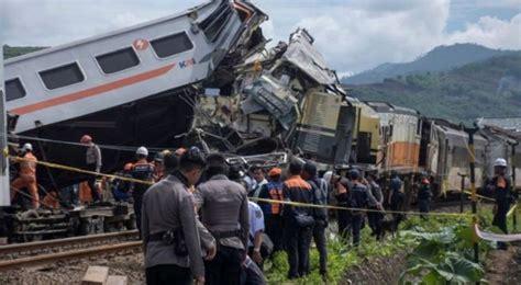 Choque De Trenes Deja Muertos Y Heridos En Indonesia Latina