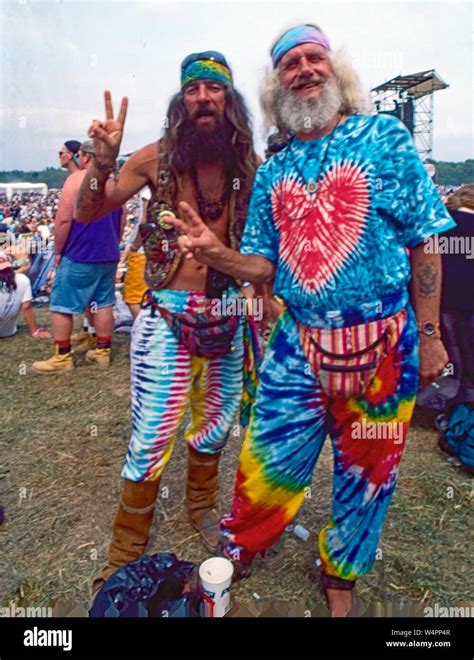 Saugerties New York Usa August 19942 Old Hippies Flash The Peace Sign At Woodstock ‘94