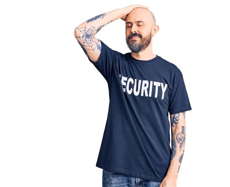 Joven Hombre Guapo Con Camiseta De Seguridad Sonriendo Confiado Tocando