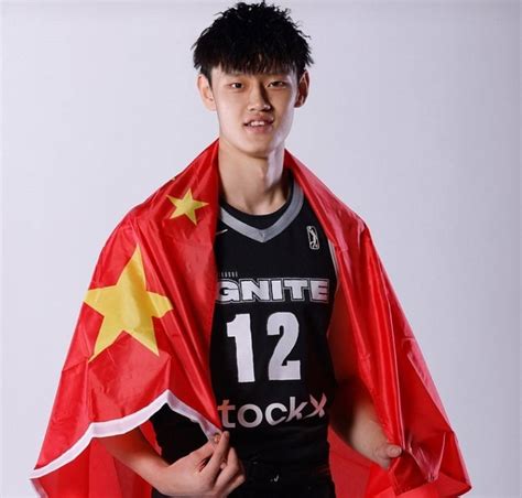 曾凡博亮相点燃队身穿12号 身边五大队友资料揭秘博尚