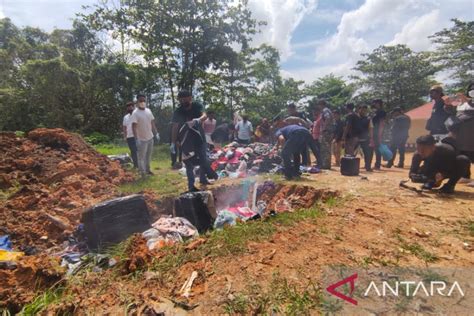 Polresta Tanjungpinang Musnahkan Pakaian Dan Sepatu Impor Barang Bekas