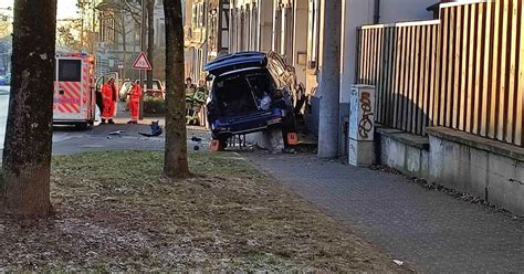 Solingen J Hriger Kracht Mit Auto In Hauswand Und Stirbt