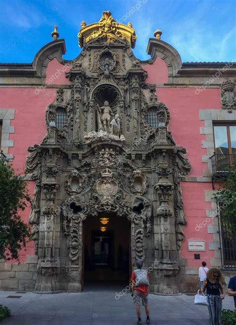 Madrid España 06 03 2017 Turistas Mirando La Fachada Del Museo De