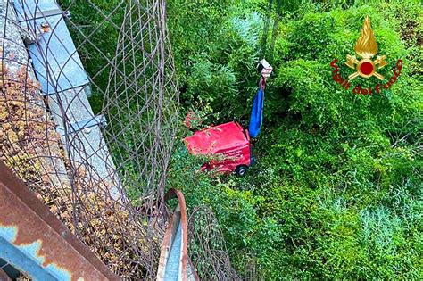 Furgone Sfonda Il Guardrail E Precipita Dal Cavalcavia Per Metri