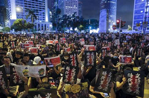 香港反送中又現緊張氣氛 黑衣群眾包圍旺角警署 Yahoo奇摩新聞