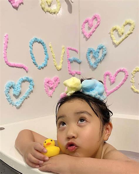 Ayuさんのインスタグラム写真 Ayuinstagram「🛁🫧 泡大好きなおふたりさん👧🏻👧🏻 モコアート楽しくて、2時間くらい遊んで