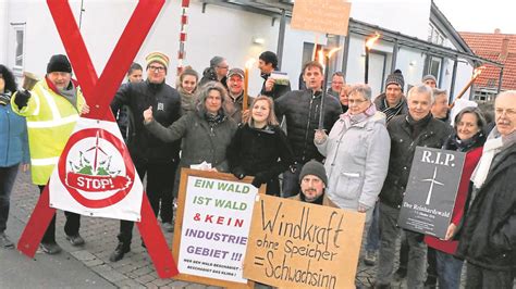 Protest in Grebenstein Windkraftgegner vor verschlossener Tür