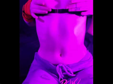 ROXY LIGHTS se quita la ropa cómoda y se pone un tanga para mostrar su gran trasero XVIDEOS