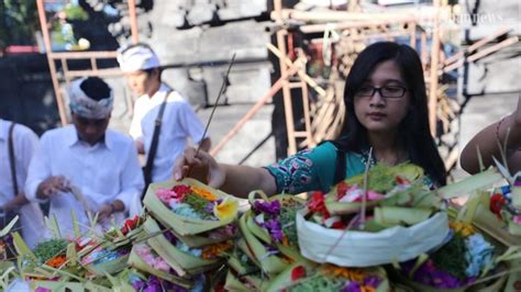 Umat Hindu Bali Rayakan Hari Raya Saraswati Hari Turunnya Ilmu