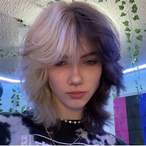 Short grunge hair | Dyed hair inspiration, Emo hair, Haircut inspo
