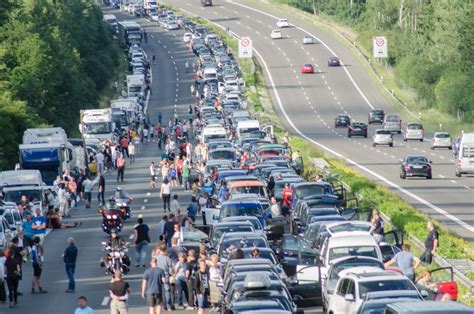 Derzeit 16 Kilometer Stau Nach Schwerem Unfall Auf Der A4 Zwischen