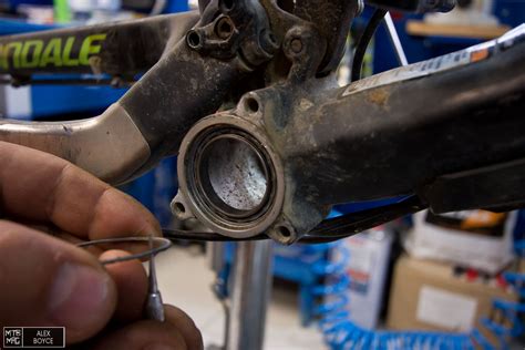 [Tech Corner] How To Service BB30 Bottom Bracket Bearings | MTB-MAG.COM