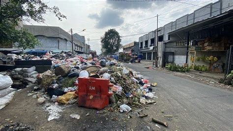 Imbas Kendaraan Pengangkut Rusak Sampah Di Pasar Merdeka Menggunung