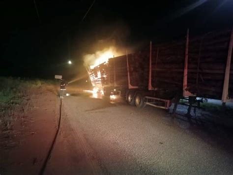 Carreta carregada de eucalipto pega fogo próximo à base da PRF em Três