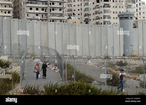 Promenade Travers Un Palestinien De La Cl Ture De S Curit