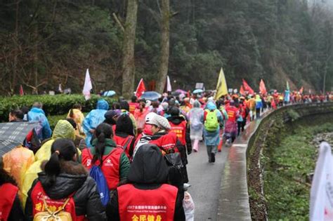 2018全国新年群众登高健身大会：登顶青山，向空中呐喊，为新年祈福 搜狐体育