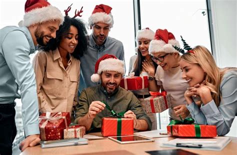 Lavoro i regali di Natale rendono più felici l 86 dei dipendenti