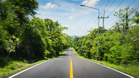 Estrada Asfaltada Cercada Por Floresta Imagem Gr Tis Foto N Mero