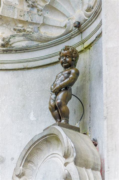 BRÜSSEL BELGIEN 11 AUGUST 2015 Manneken Pis Redaktionelles Bild