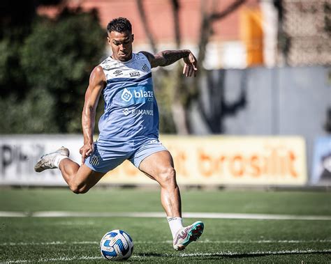 Treino do Santos Paulo Turra aprimora finalizações do elenco antes de