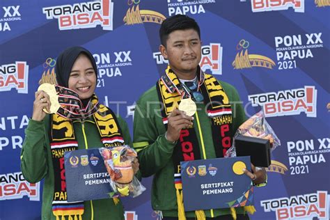 PERAIH MEDALI EMAS PANAHAN NOMOR RECURVE MIXED TEAM PON PAPUA ANTARA Foto