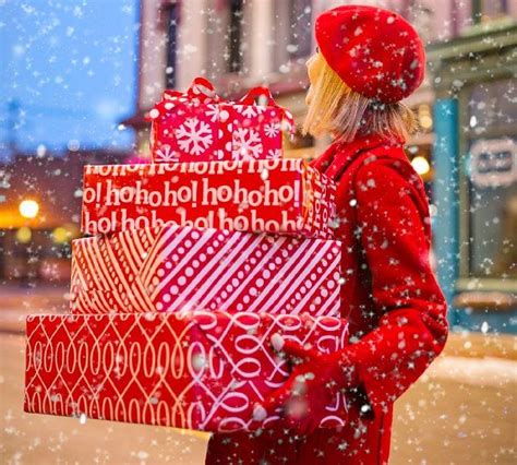 Woman Shows How To Wrap Presents Like A Pro With Brilliant Gift