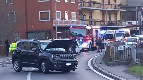 Incidente A Ponte Nossa Feriti E Traffico In Tilt Foto Cronaca