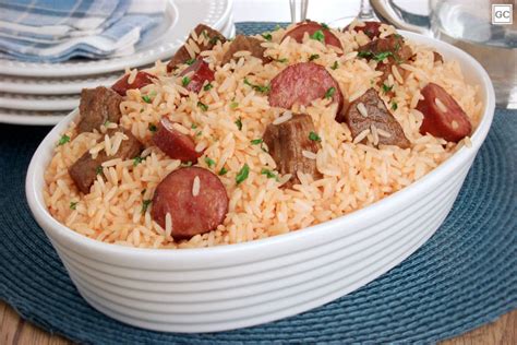 Arroz carne e linguiça para uma refeição completa Guia da Cozinha