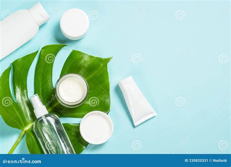 Prodotti Cosmetici Naturali Su Sfondo Colorato Immagine Stock