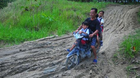 Sampeong On Twitter Rt Detikcom Foto Jalan Utama Menuju Dusun