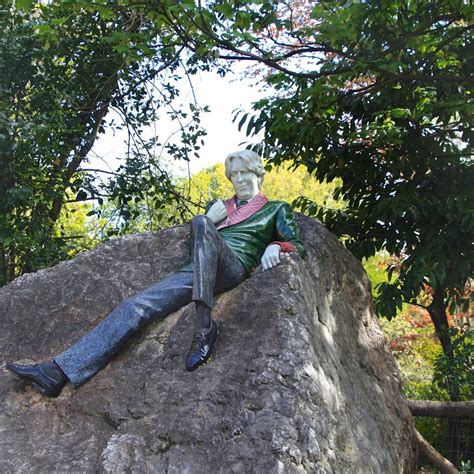 Oscar Wilde Statue