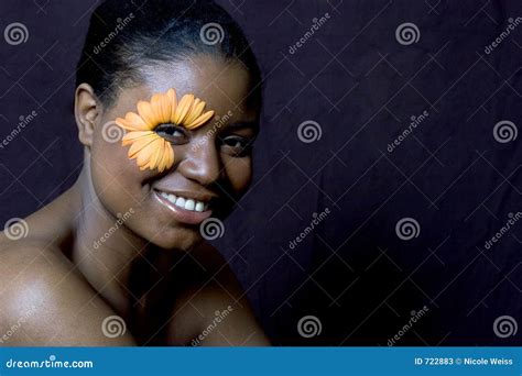 Mujer Joven Con Un Ojo De La Margarita Del Gerbera Imagen De Archivo