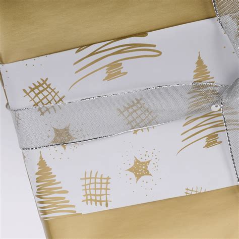 Papel de regalo navideño sostenible de doble cara con abetos y