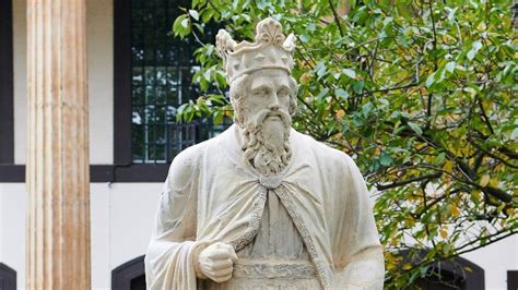 Alfred the Great's Southwark statue is partly Roman goddess - BBC News