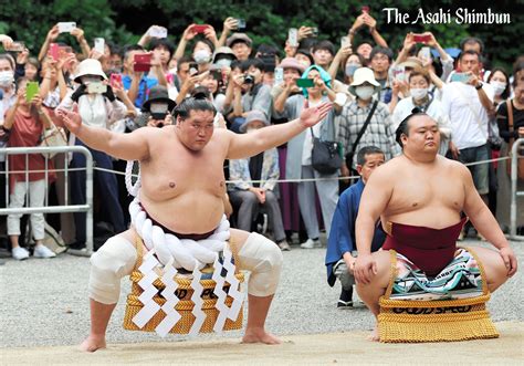 朝日新聞 映像報道部 On Twitter 熱田神宮で4年ぶりに奉納土俵入り 横綱照ノ富士 名古屋場所前に